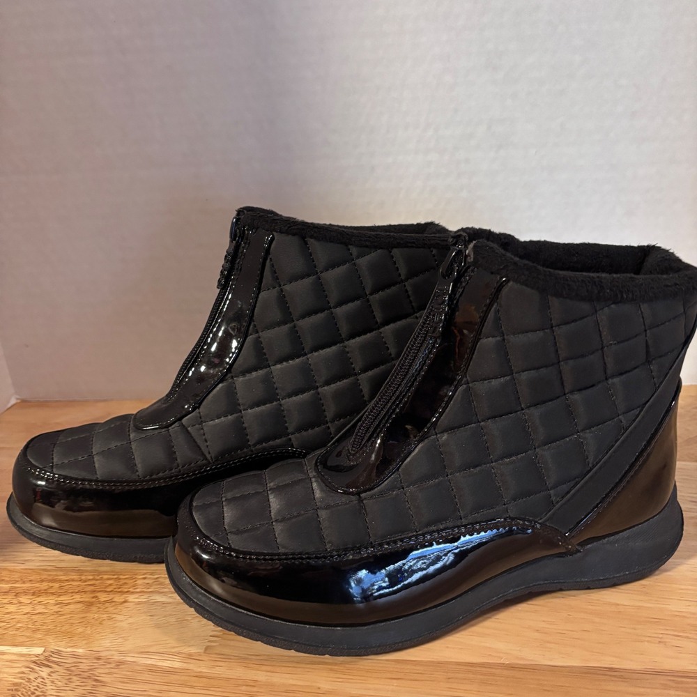 Totes Black Quilted Boots 6W‎ Faux Fur Lined Zip Front Winter Snow Boots Women